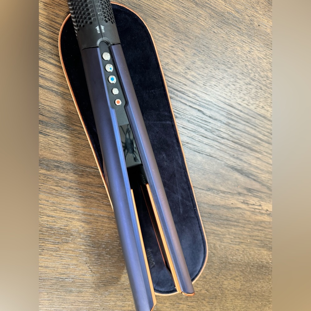 DYSON AIRSTRAIT, excellent condition. Used only twice.